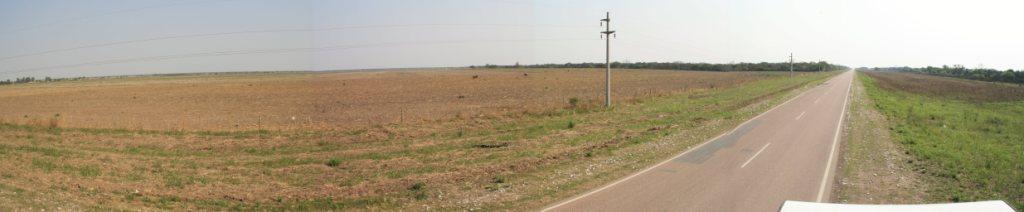 Gerade Straen durch weites Steppenland